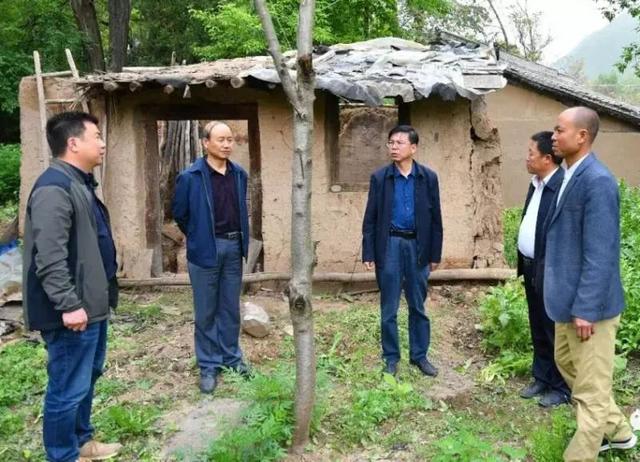 在钟紫村实地查看了住房安全,拆危治乱,饮水安全,健康扶贫,环境卫生