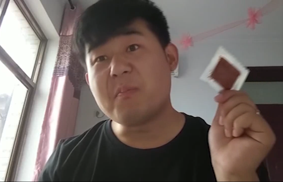 王者荣耀主播辣条哥愿赌服输吃辣条吃到进医院