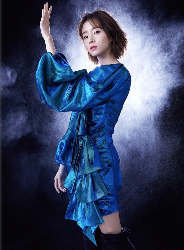蓝色廓型上衣带来瑰丽的神秘感,逆光水雾下的胡冰卿恍若梦境里的精灵
