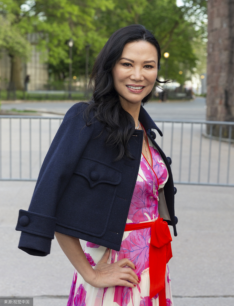 50岁邓文迪穿粉嫩花裙凹造型 眼底皱纹难掩老