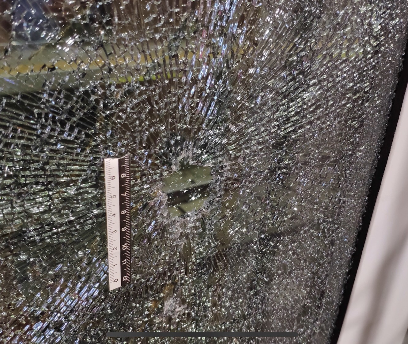 一男子酒后砸碎高铁列车玻璃被铁警采取刑事强制措施