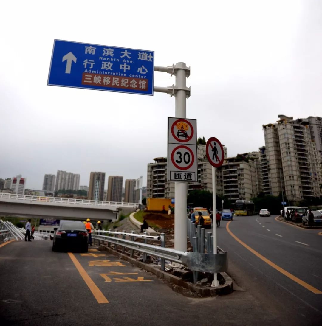 的车辆在北滨大道三水厂匝道口进入匝道,直行通过阳光小区匝道分叉口