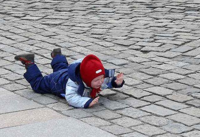 公交车上,妈妈用这种方法喂3岁娃吃苹果,真是无知便无畏