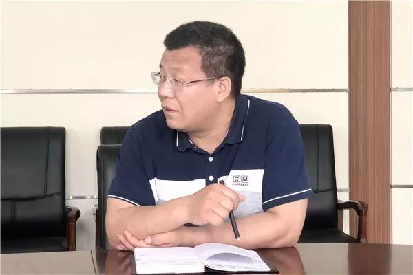 会议由教务处主任席明闰主持,校高级教师尹晓峰老师担任主讲.