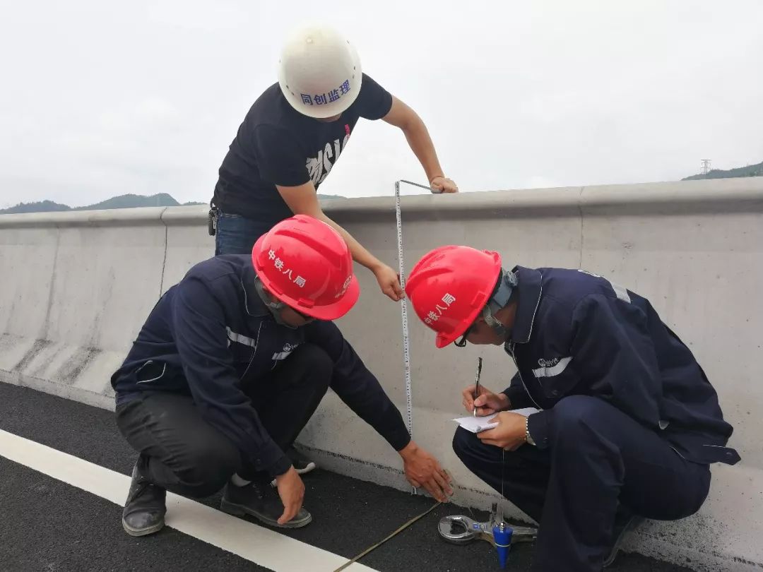 工作人员正在对桥面进行测量