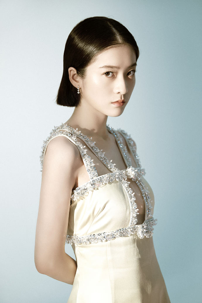 张雪迎仙女裙亮相红毯 歌声诠释心声献唱亚洲电影盛会