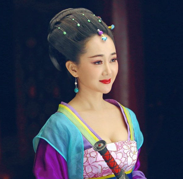 之后张定涵又搭档唐国强,吕丽萍出演了《大脚马皇后》饰演宋敬妃;搭档