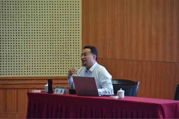 此次论坛由园艺学院党委副书记张安涛主持,李勇以《山农大,永远的骄傲