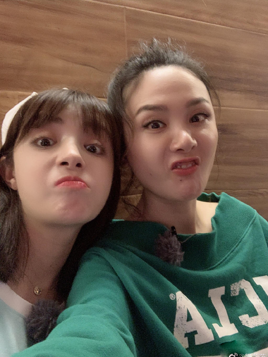 原创42岁的程莉莎和32岁的麦迪娜新合照两个都太可爱了吧