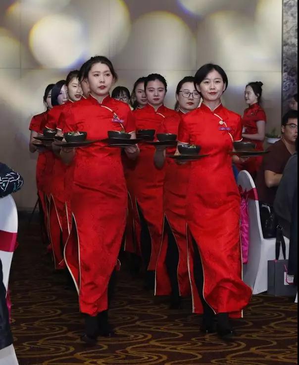 精彩的上菜秀环节和可口精致的菜肴酒店餐饮服务团队带来了品尝鲜味