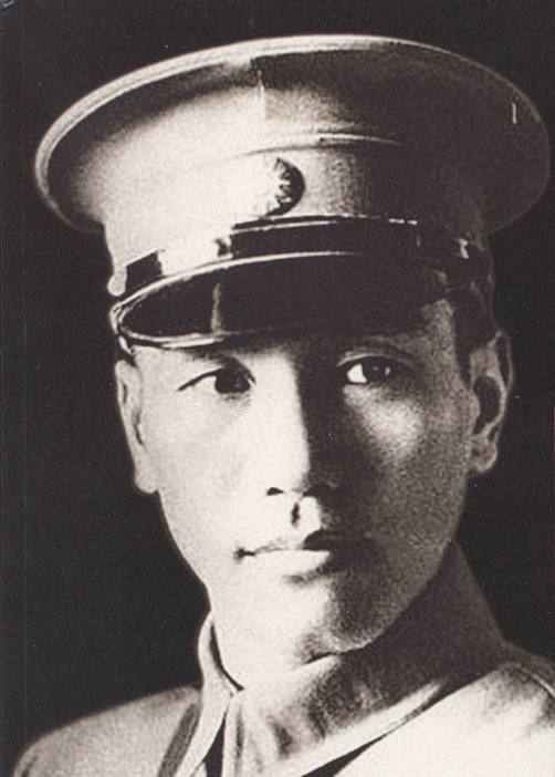 被马踢被车夫打,你还知道蒋介石哪些糗事?