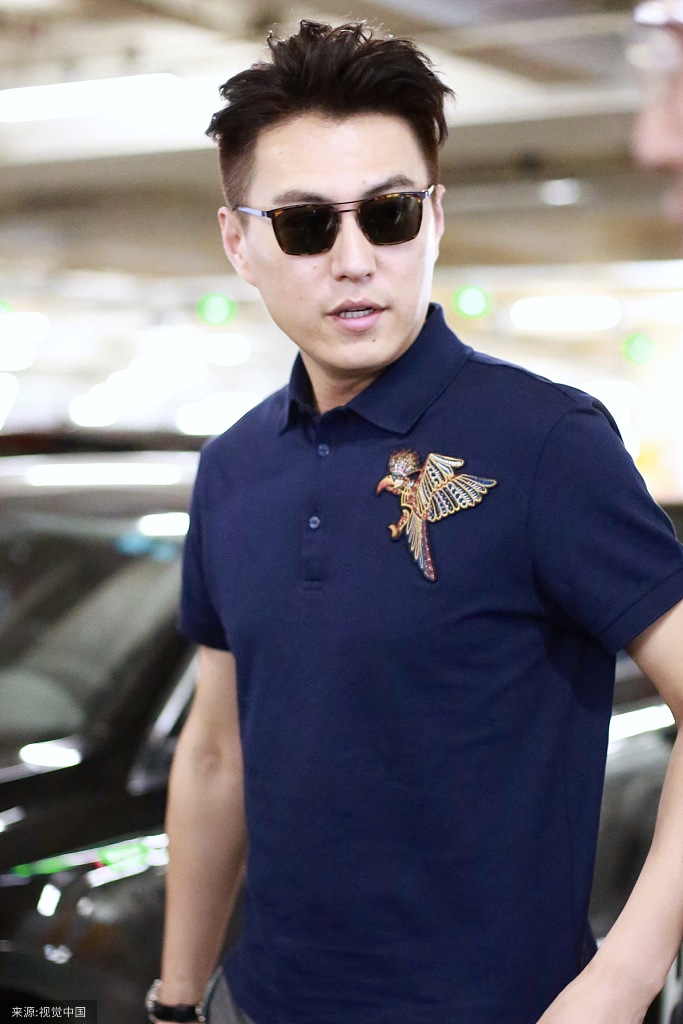 成功男人的样子!靳东架黑超单手插兜酷似大佬