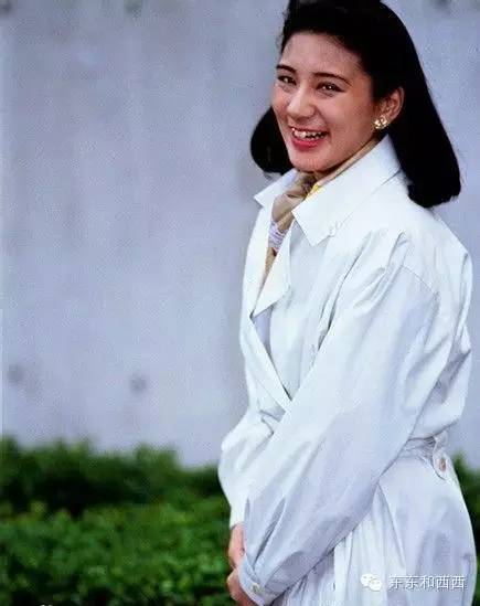 日本皇室重视传统,穿衣一贯保守低调,而雅子皇后曾是在西方受教育的