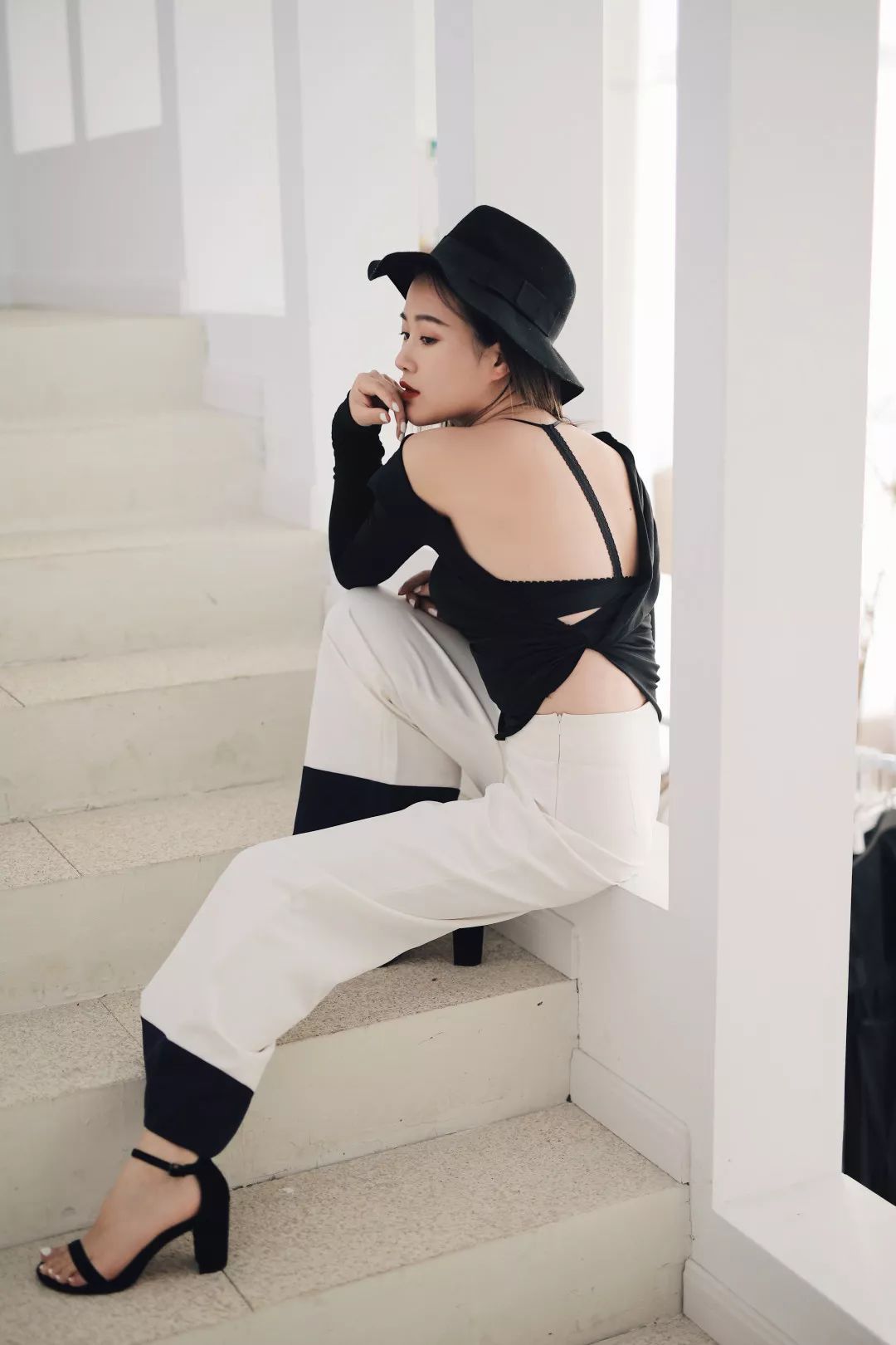 fashion丰胸美腿就是性感夏天露个美背才是高级的诱惑