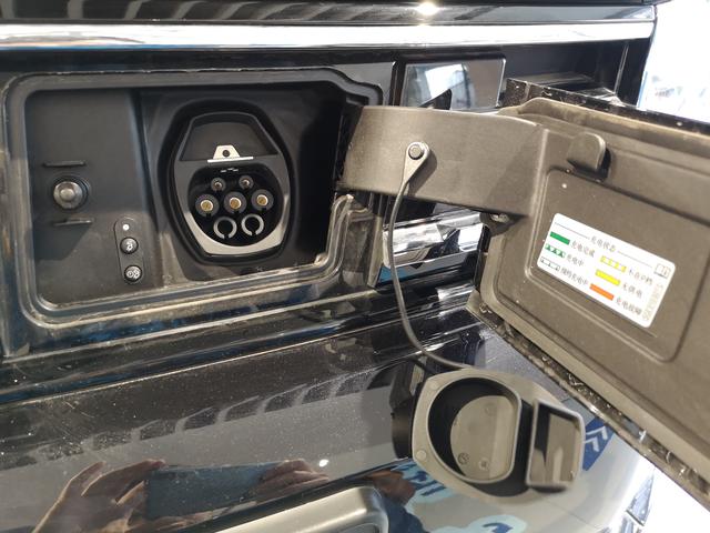 充电口和纯电的充电口没什么两样,在外盖内侧也附上了详细的充电状态