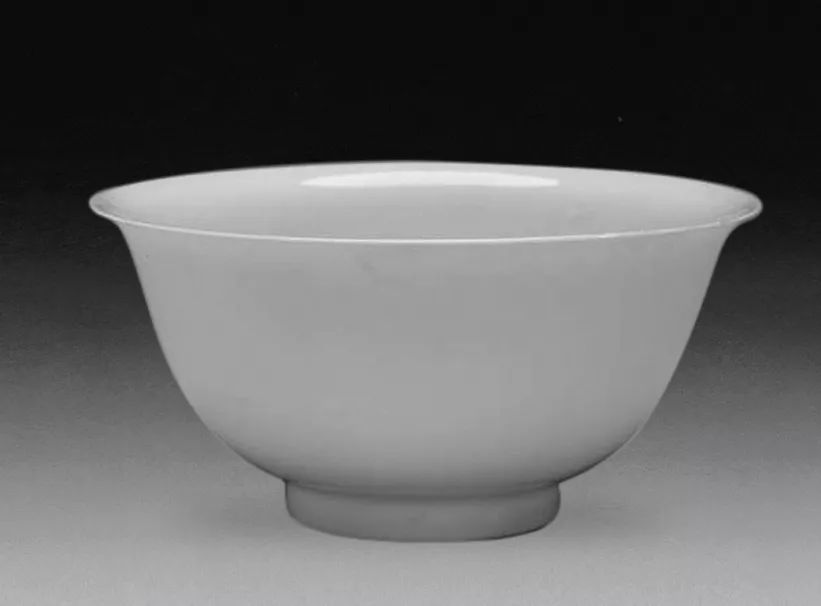 19春拍·瓷器工艺品丨洁素莹然:明宣德甜白釉暗刻云龙纹小碗