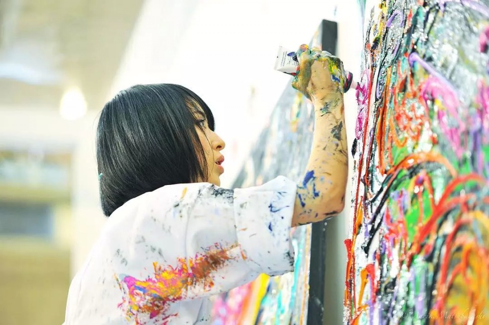 狂野少女绘画堪比毕加索有8亿人在看她作画