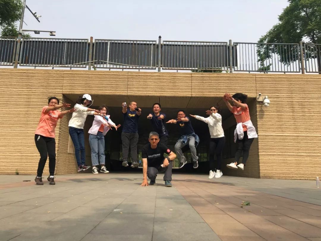 各位好汉手下留情"做出"排山倒海"姿势合照寻找指定地点,"排山倒海1