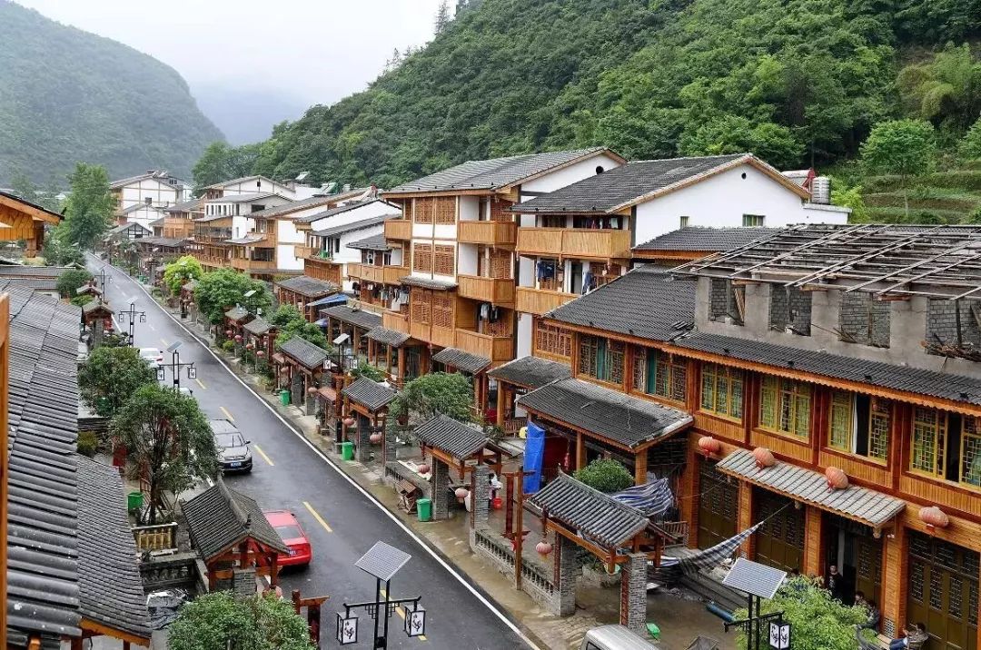 调研组一行在板桥镇易地扶贫搬迁安置点汇塘河小区实地参观了小区就业