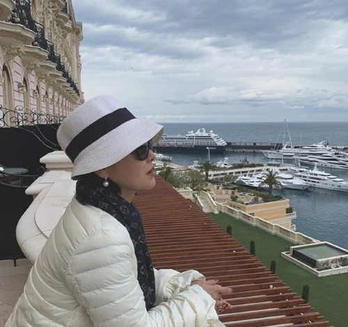 有细心的网友发现,王中磊老婆连围巾都是lv的,可见一身上下全是名牌!