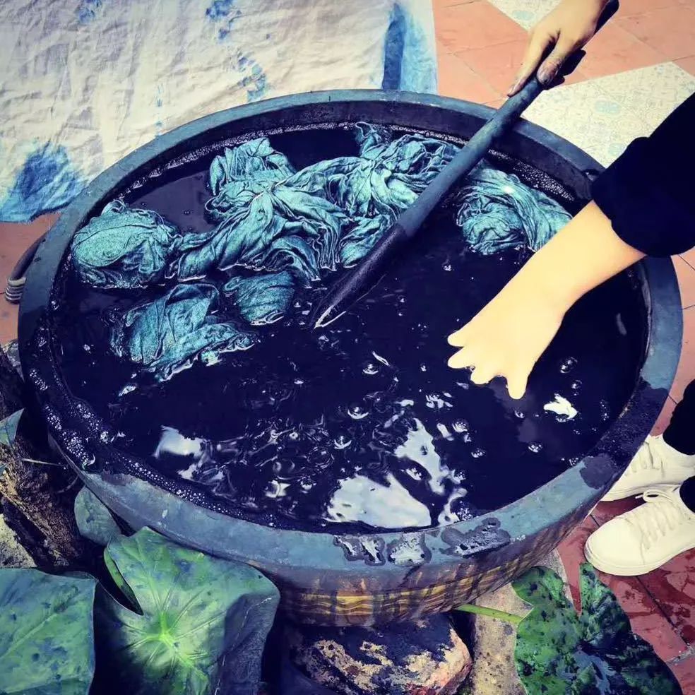 由东莞首家植物染染坊主理人青青带领,对外展示老辈蜡染手艺人的蜡染