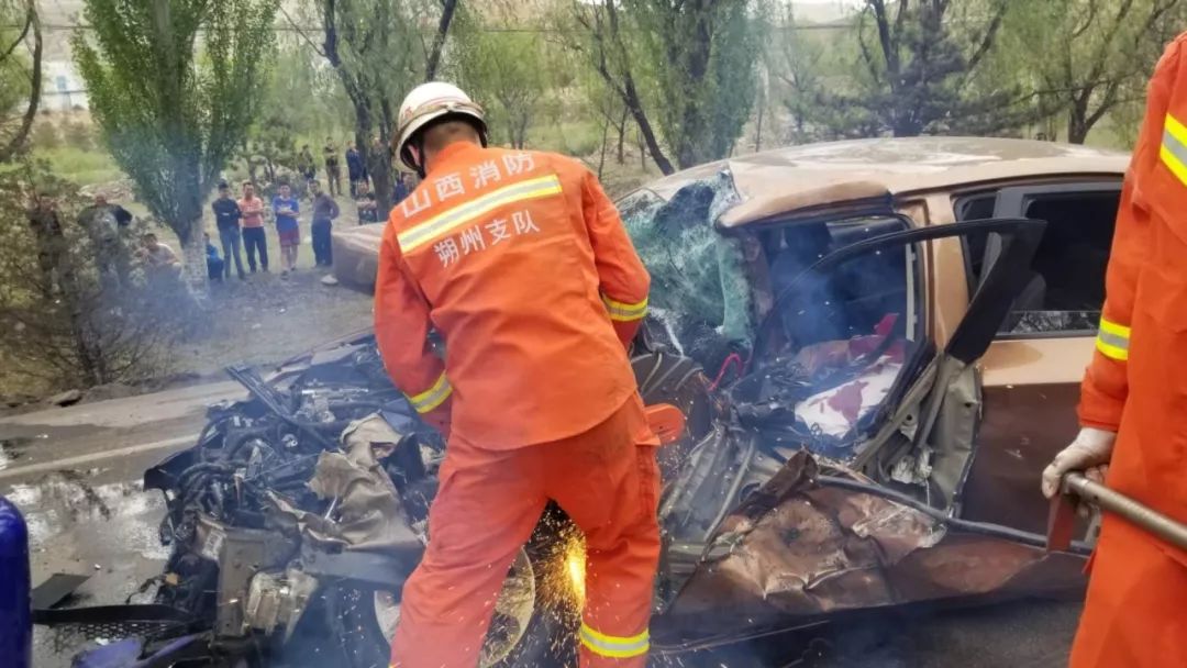车祸造成道路拥堵,消防员手提装备狂奔百米抢救伤员_救援