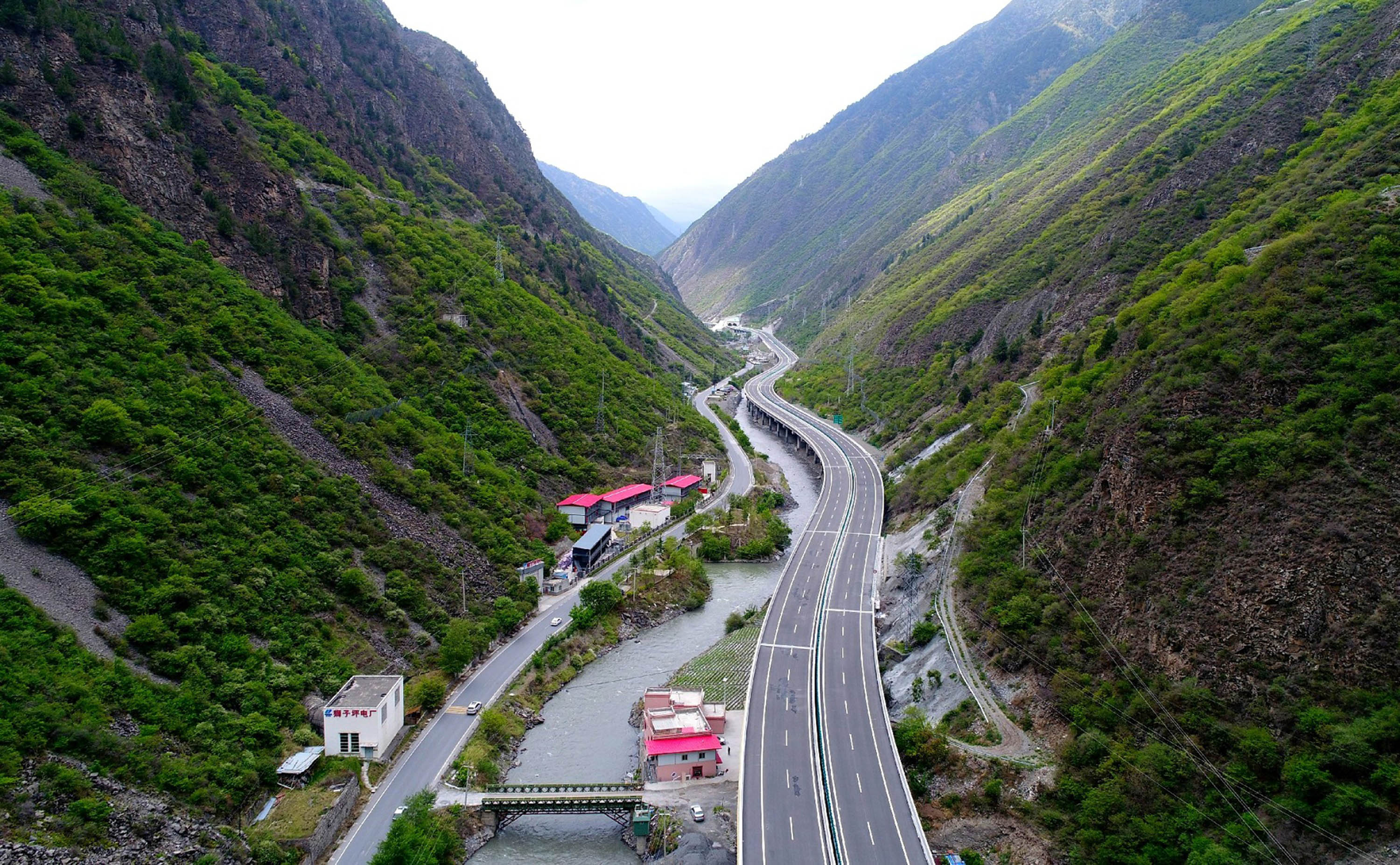 州汶川县到其州府马尔康市的高速公路——汶马高速,已分段建成105公里