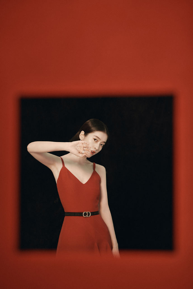 张雪迎仙女裙亮相红毯 歌声诠释心声献唱亚洲电影盛会