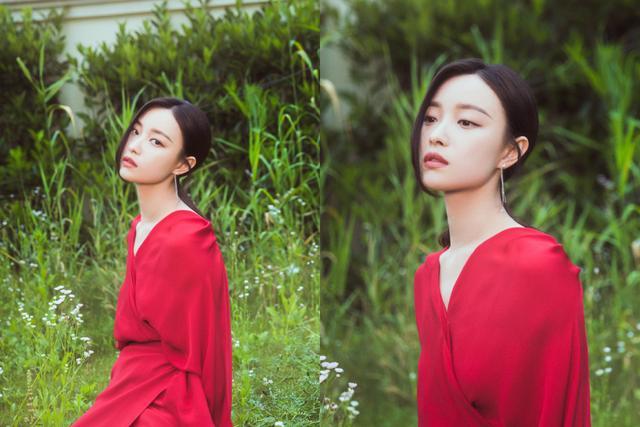 倪妮身穿红色连衣裙在绿草丛中尽显高贵优雅的气质,让人一眼万年