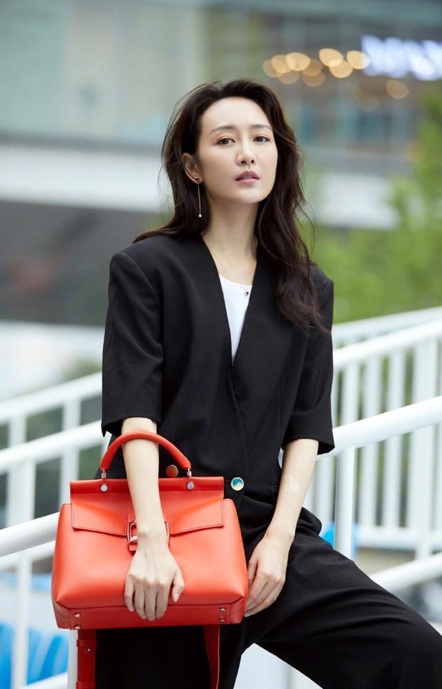 女星王鸥一身黑色西装连体裤,知性成熟,气质出众