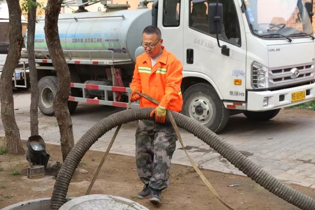 建国初期,掏粪工人时传祥以"宁愿一身脏,换来万户净"的精神,努力工作