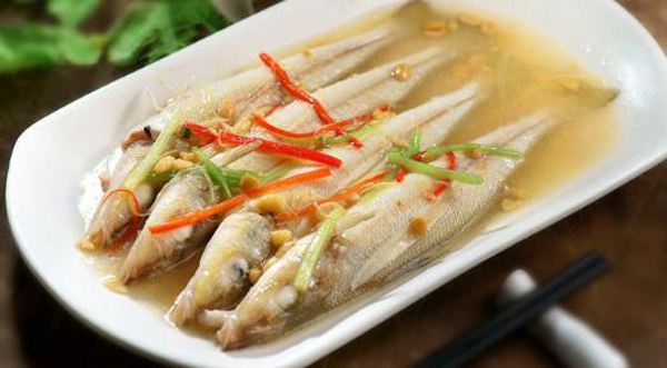 即可上桌,将锅盖揭开,经历豆酱水洗礼的沙尖鱼煎香味儿扑面而来,先吃