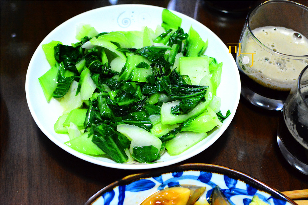 最后配一个炒青菜,荤素搭配一下.