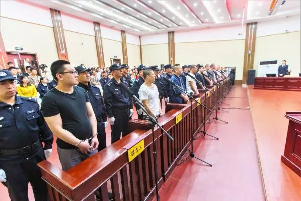 宣判最高18年连云港梁小江姜龙李健等19名黑恶团伙成员被集中宣判