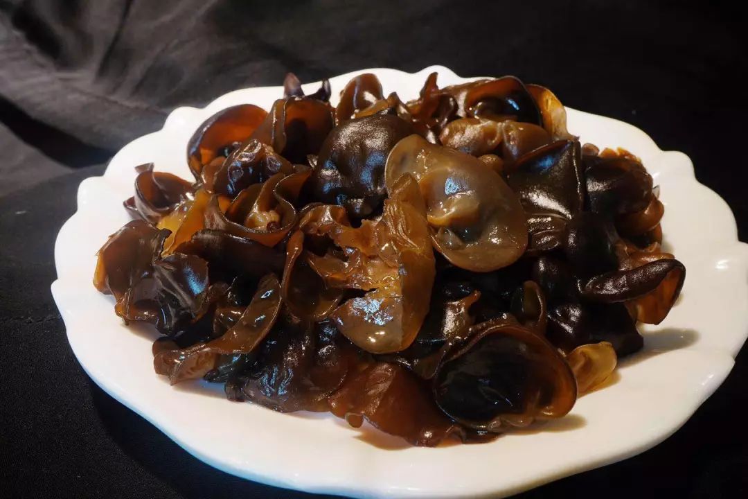 木耳大而厚实,有一种别样的爽脆口感,诱惑你一个接一个吃个不停.