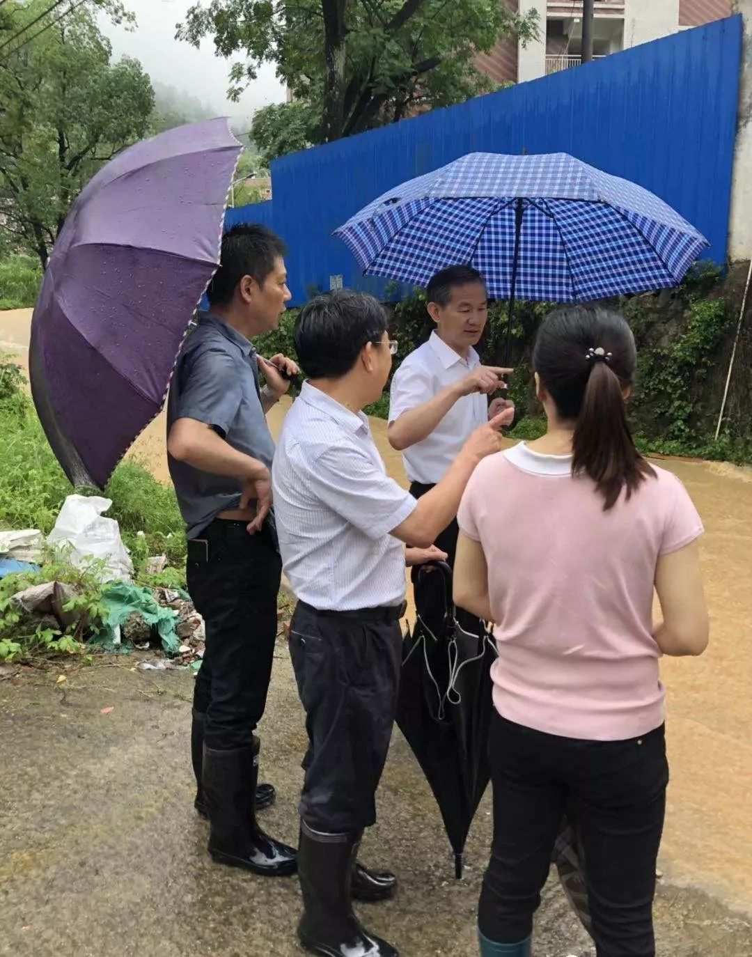 5月16日上午,市委书记林兴禄到防抗暴雨一线,检查指导工作