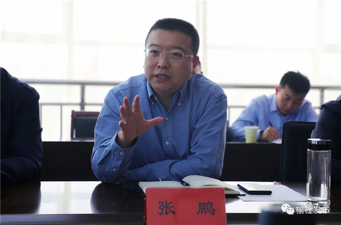 随后,张祖祁一行先后深入箕城镇易地搬迁安置小区,扶贫车间建设工地