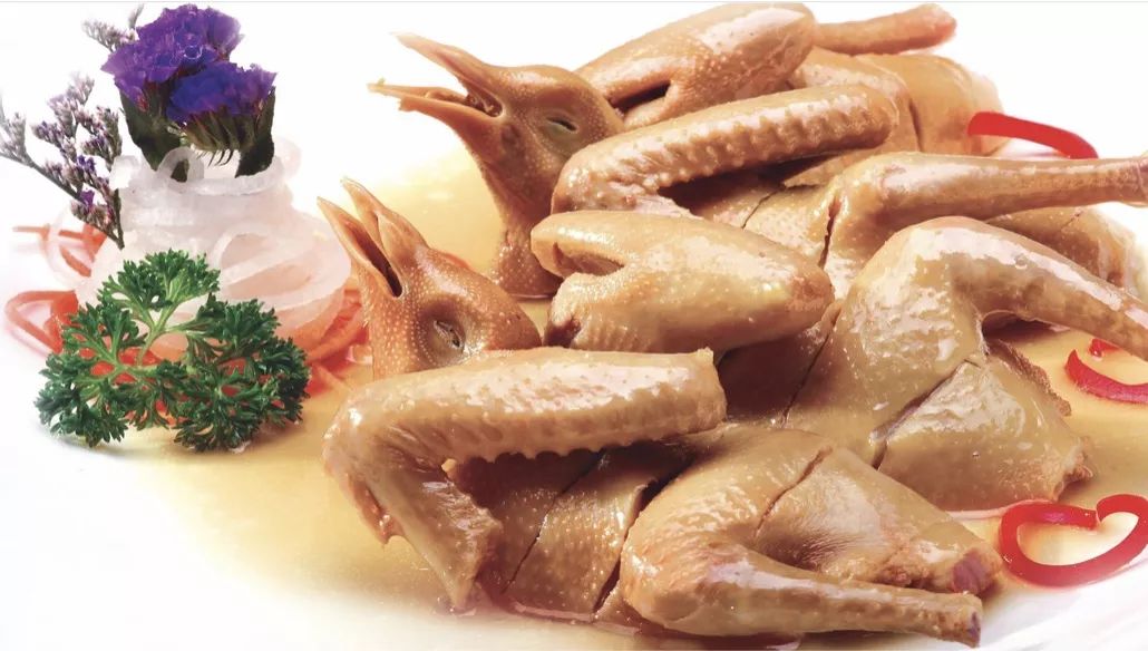 清蒸乳鸽生焗乳鸽的沙姜味很开胃,但又不会觉得味道太重.