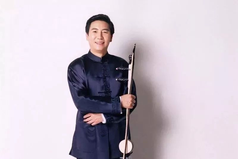 四川音乐学院二胡专业硕士,上海音乐学院指挥专业硕士.