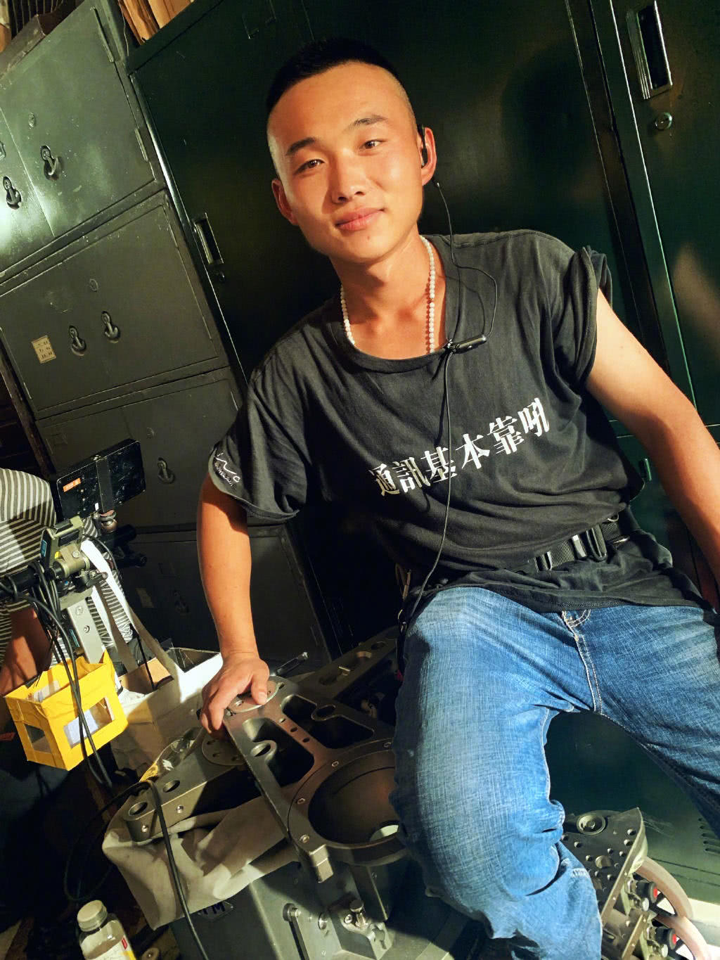 原创董璇晒剧组工作人员生图,每个人都敲可爱的,导演衣服字样成亮点