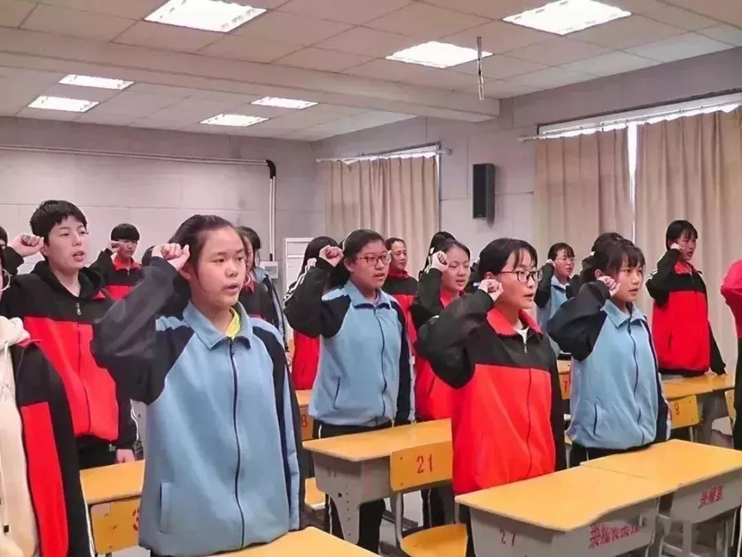 羊山中学4月30日,金乡三中团委利用课间操时间在大会议室举行了新团员