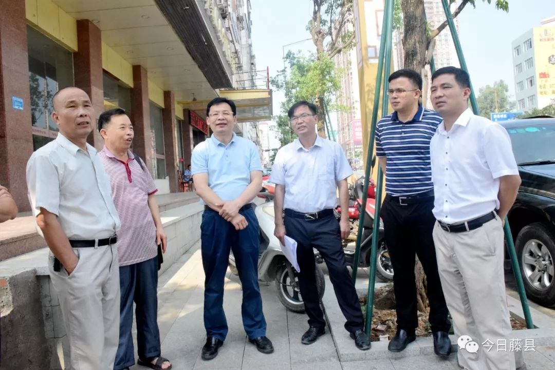 书记在现场县长覃仕平协调解决用地问题