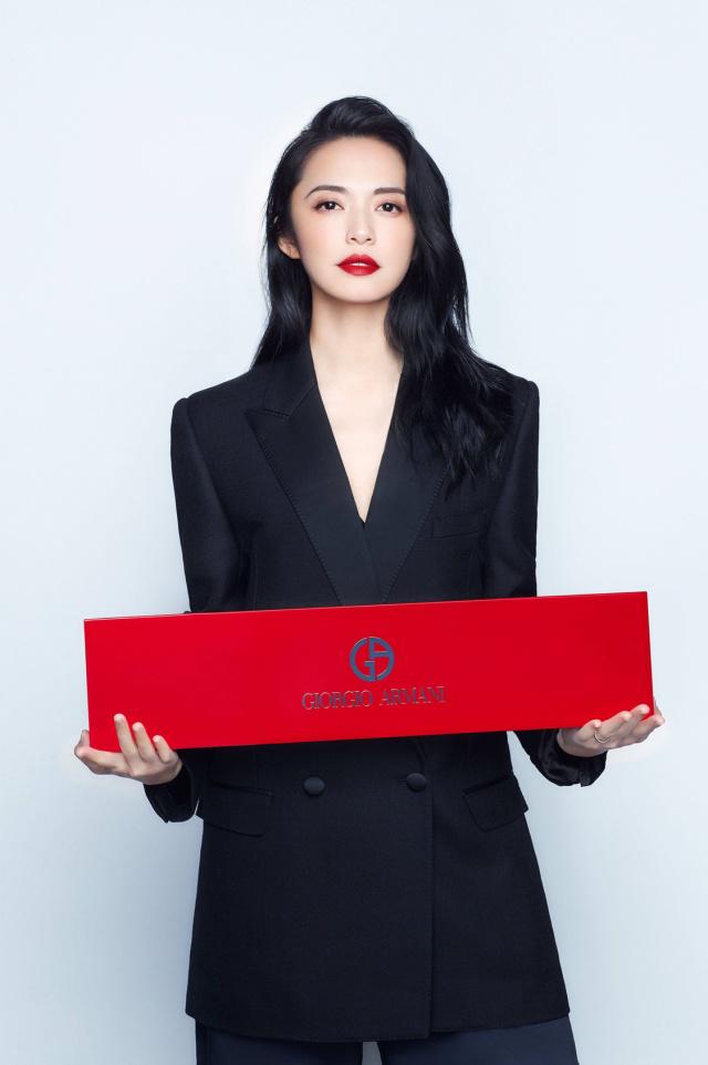 原创姚晨好攻!黑色西装遇上烈焰红唇,演绎出别样的女神范儿