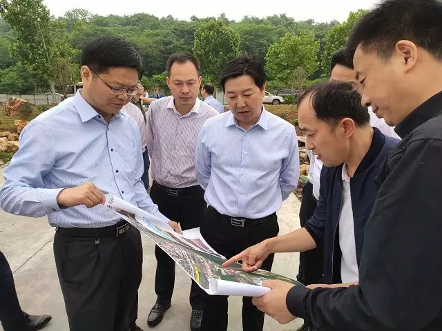 李修武在铁山街道现场办公时强调:要以"三个更加一个确保"检验铁山