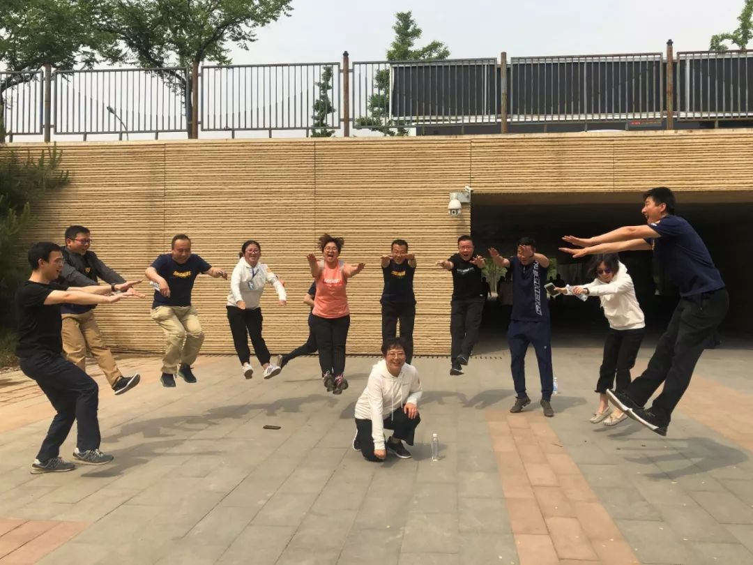 各位好汉手下留情"做出"排山倒海"姿势合照寻找指定地点,"排山倒海1