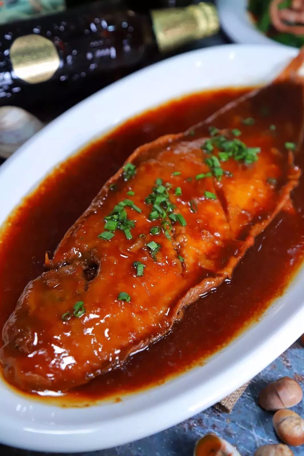 随便一夹都是大块的蒜瓣肉,吃起来丝毫不用担心,鱼肉超级甜,配上煎熬