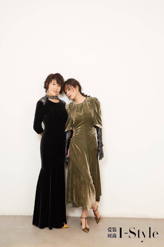严宽妻子杜若溪与杜妈妈登上杂志封面两组造型母女俩美成姐妹花