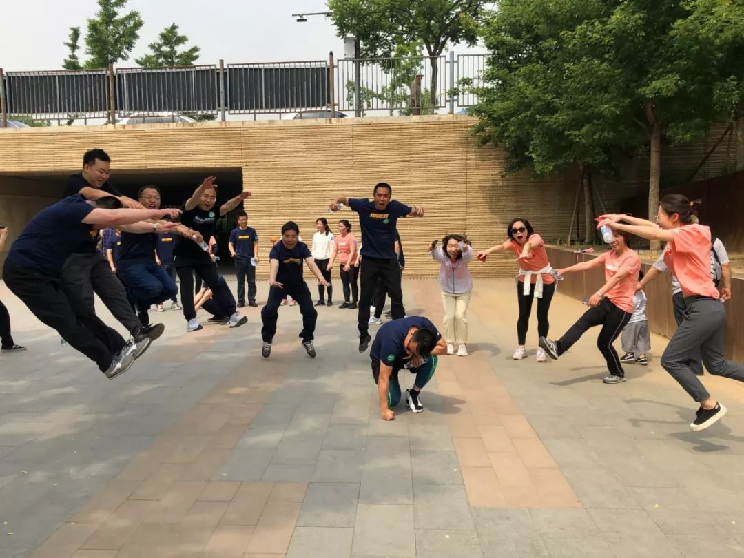 各位好汉手下留情"做出"排山倒海"姿势合照寻找指定地点,"排山倒海1