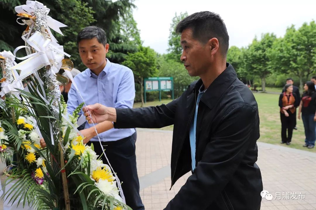 双拥胡文杰烈士亲属来月浦祭奠先烈