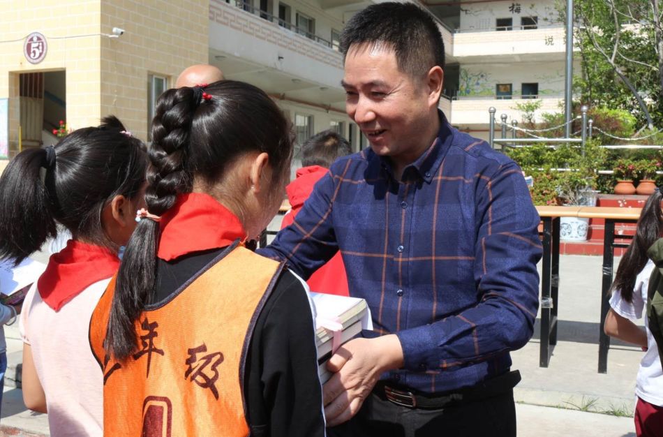 眉山附小校长周琴向茂县凤仪小学捐赠两千余册爱心图书车辆厂小学的